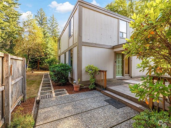 4th image of 6239 6th Avenue SE