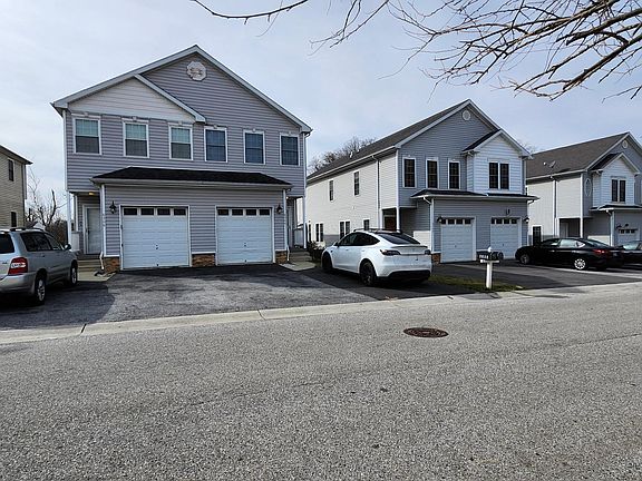 You can park a car on the right side of the driveway and the car in the garage can still leave easily!
