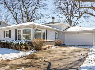 1107 E Ironwood Dr, Mount Prospect, IL