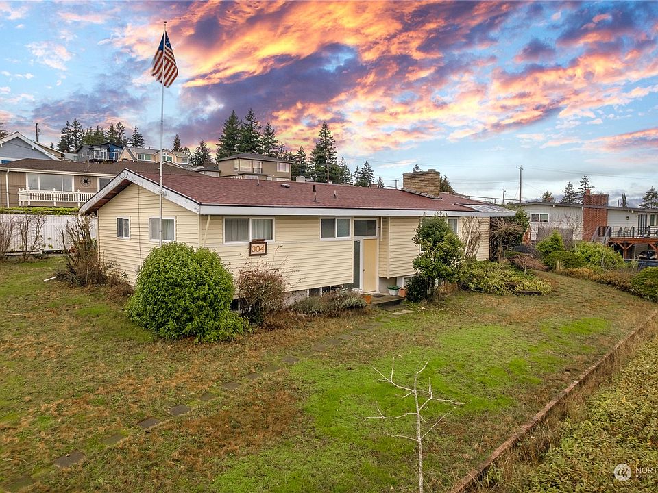 Large corner lot!>