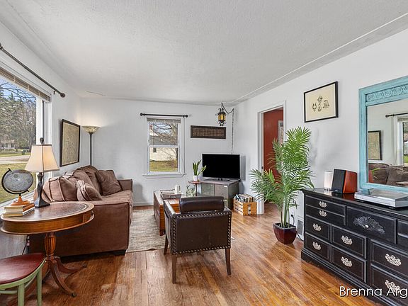 4th image of 1472 Mullins Ave NW