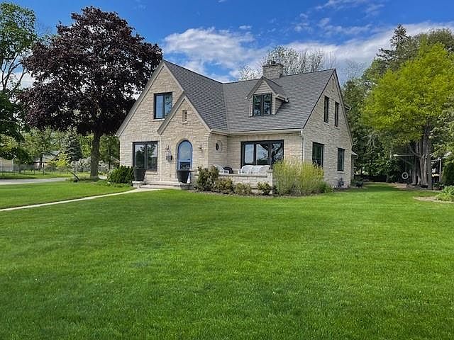 1st image of 806 Memorial Dr