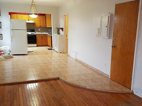 2nd image of 196 Bay 25th St #2