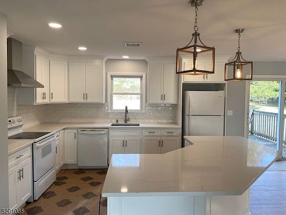4th image of 694 Foothill Rd