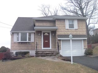 113 Arnot Pl, Paramus, NJ 07652