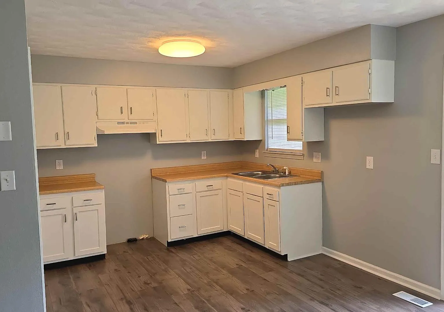 1202 Kristopher Av — Photo 3