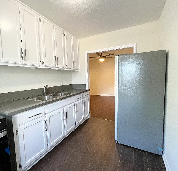 913 Cypress Ave — Photo 1