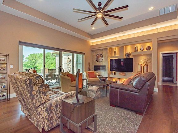 5th image of 946 E Nicholas Ln