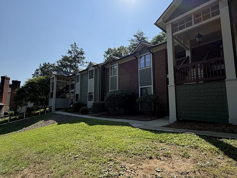 3263 Carlyle Dr NW — Photo 1