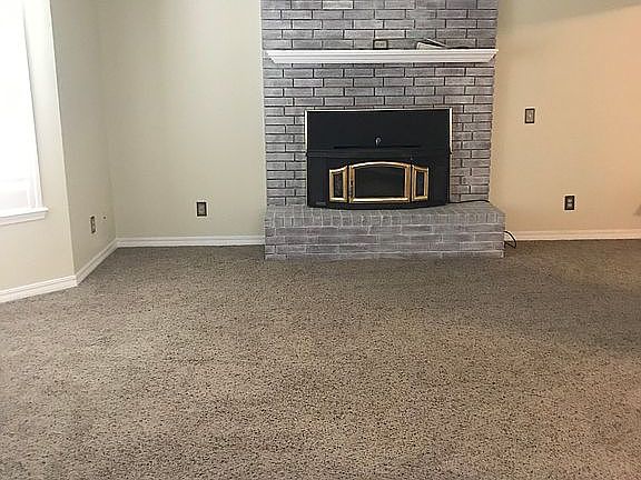 Living room with fireplace 