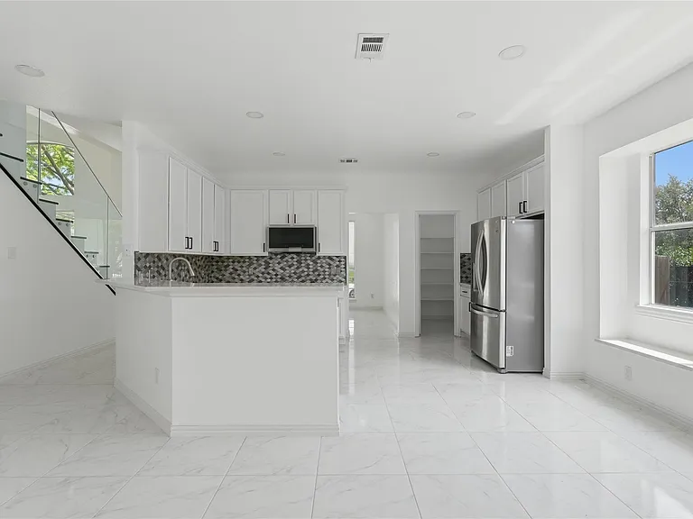 5001 Spicewood Dr — Photo 16