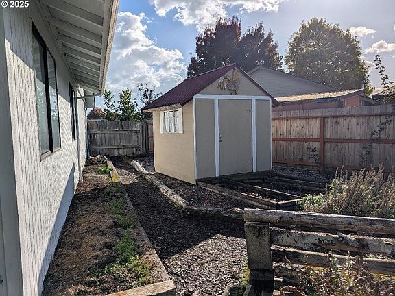 5th image of 311 SW Jasmine Ct
