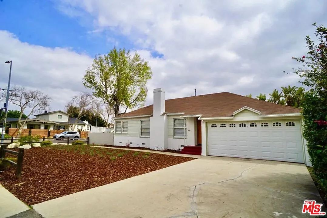 2 bed, 1.0 bath, 1092 sqft, $3,900 — Photo 2