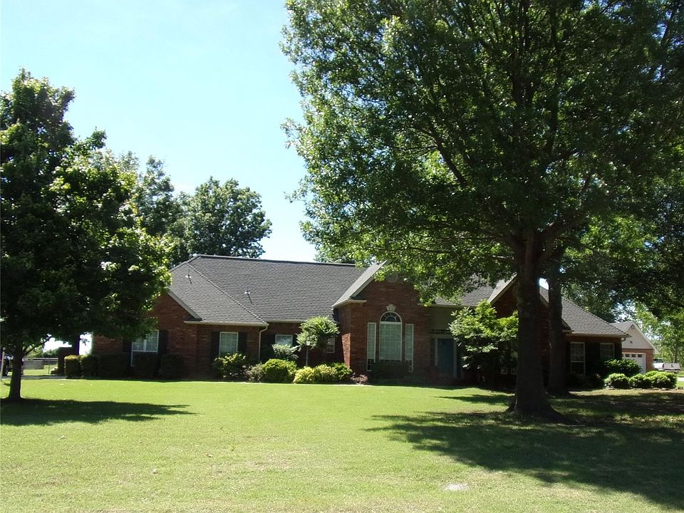 1st image of 1901 NE Oakridge Dr