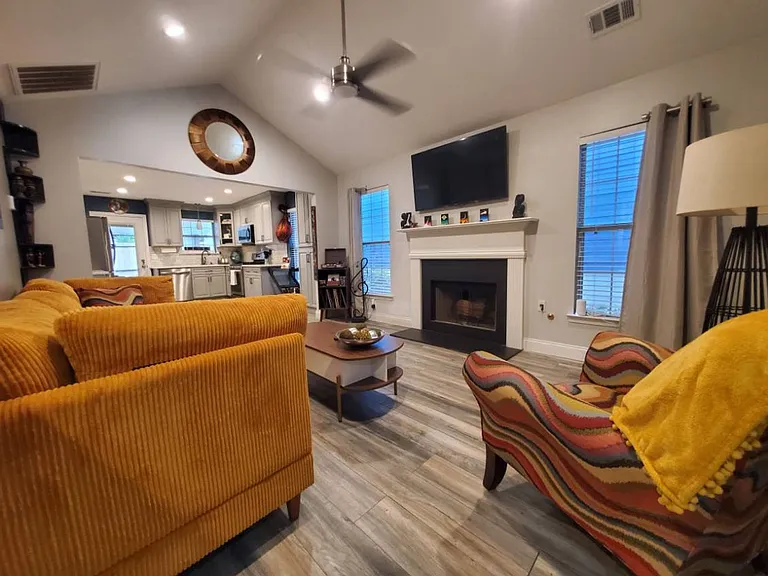 1350 Gates Dr SE — Photo 3