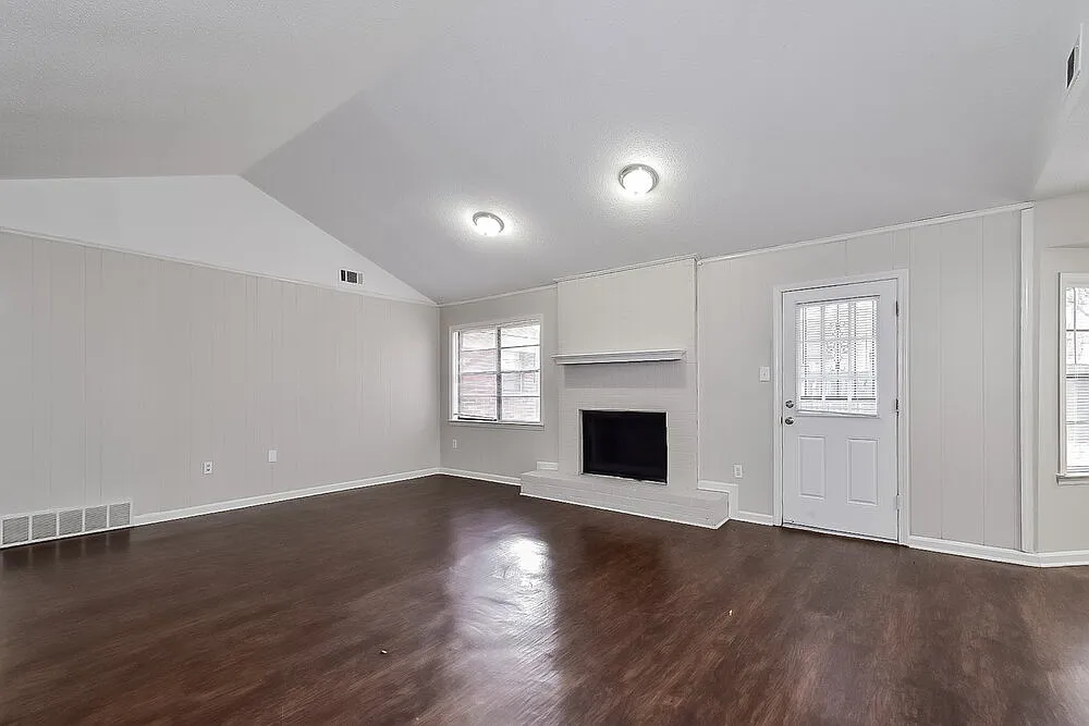 4 bed, 2.0 bath, 1900 sqft, $1,910 — Photo 3