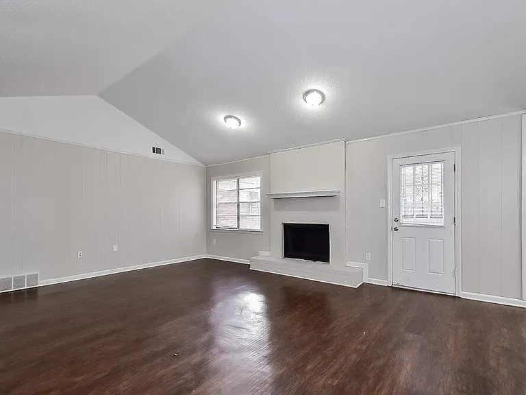 7371 Hollorn Ln — Photo 3