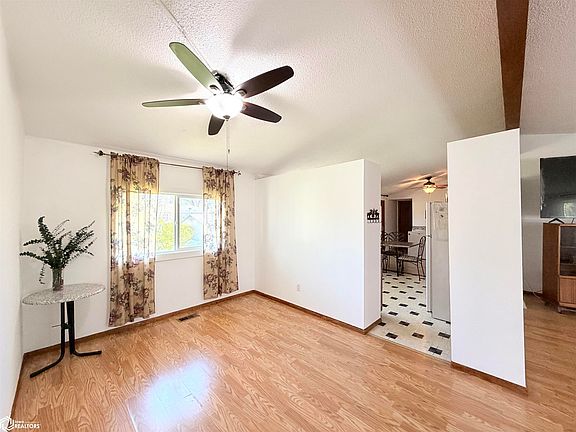 4th image of 248 E Manning Ave