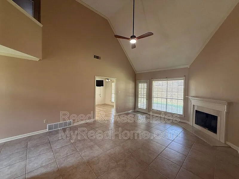 3 bed, 2.5 bath, 2336 sqft, $2,350 — Photo 2