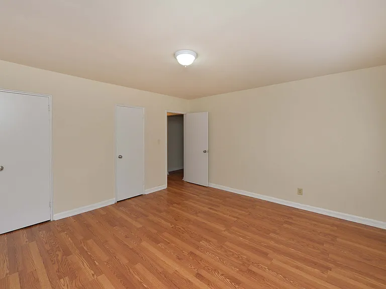 Cameron Apartments — Photo 13