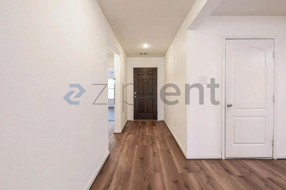 4 bed, 1921 sqft, $1,950 — Photo 4