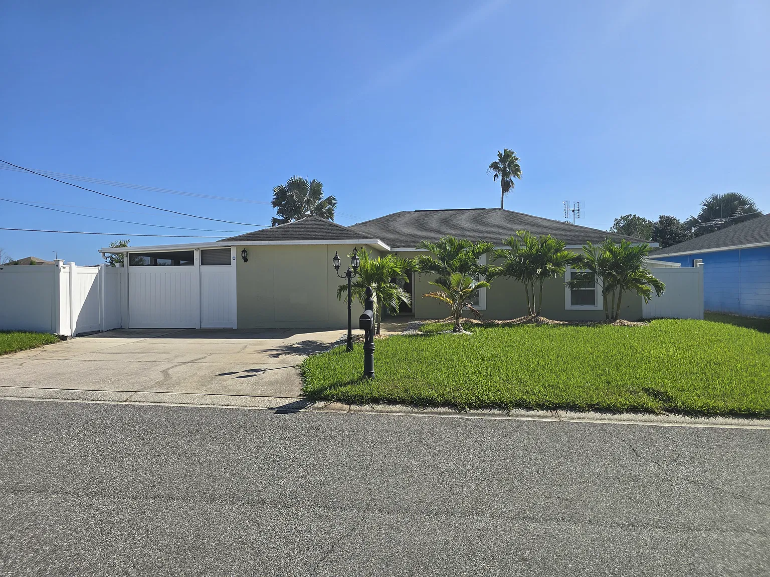 3 bed, 1329 sqft, $1,900 — Photo 1
