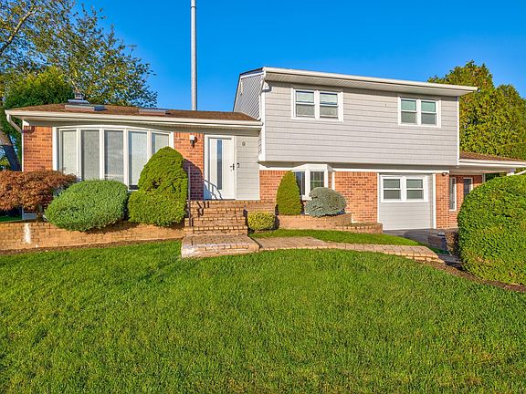 3rd image of 9 Lakeville Ln