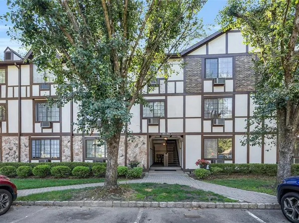 916 Thoreau Ct, Mahwah, NJ 07430