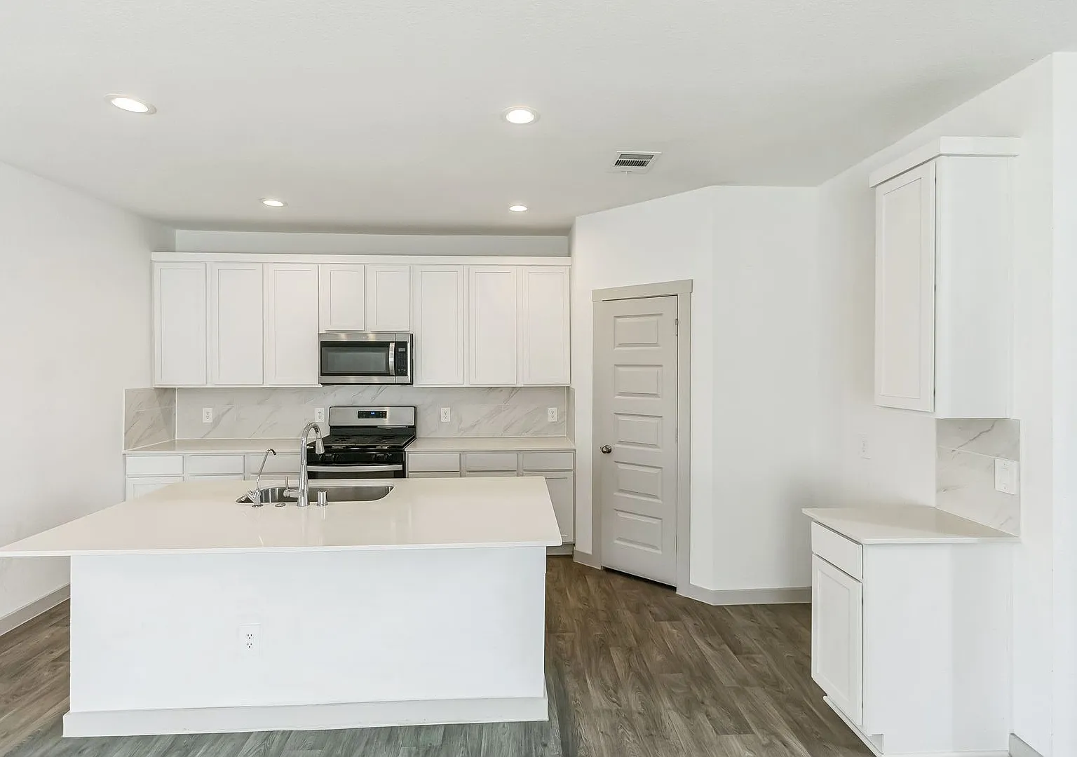 Like-New 4-Bedroom Home in Barbers Hill ISD No Rear Neighbors! — Photo 4