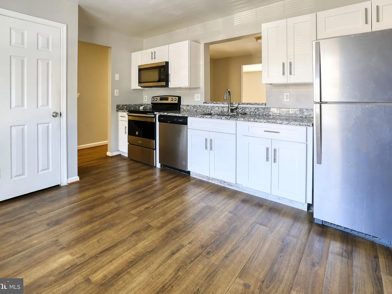 3 bed, 1.5 bath, 1524 sqft, $2,400 — Photo 3