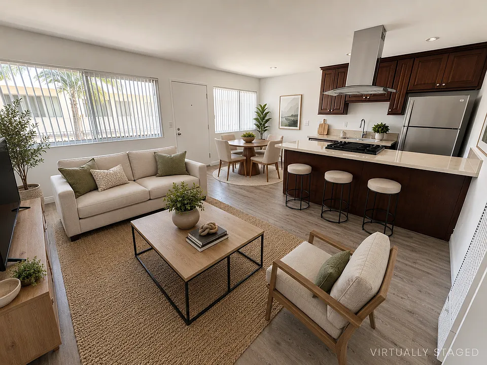 2210 Vanderbilt Ln