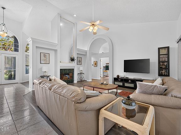 5th image of 16 Crescent Lake Way