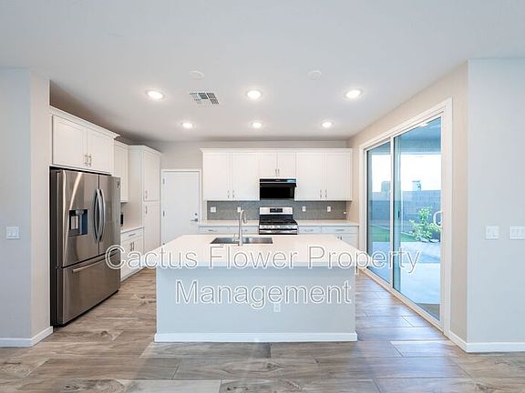 5th image of 2851 S Central Dr
