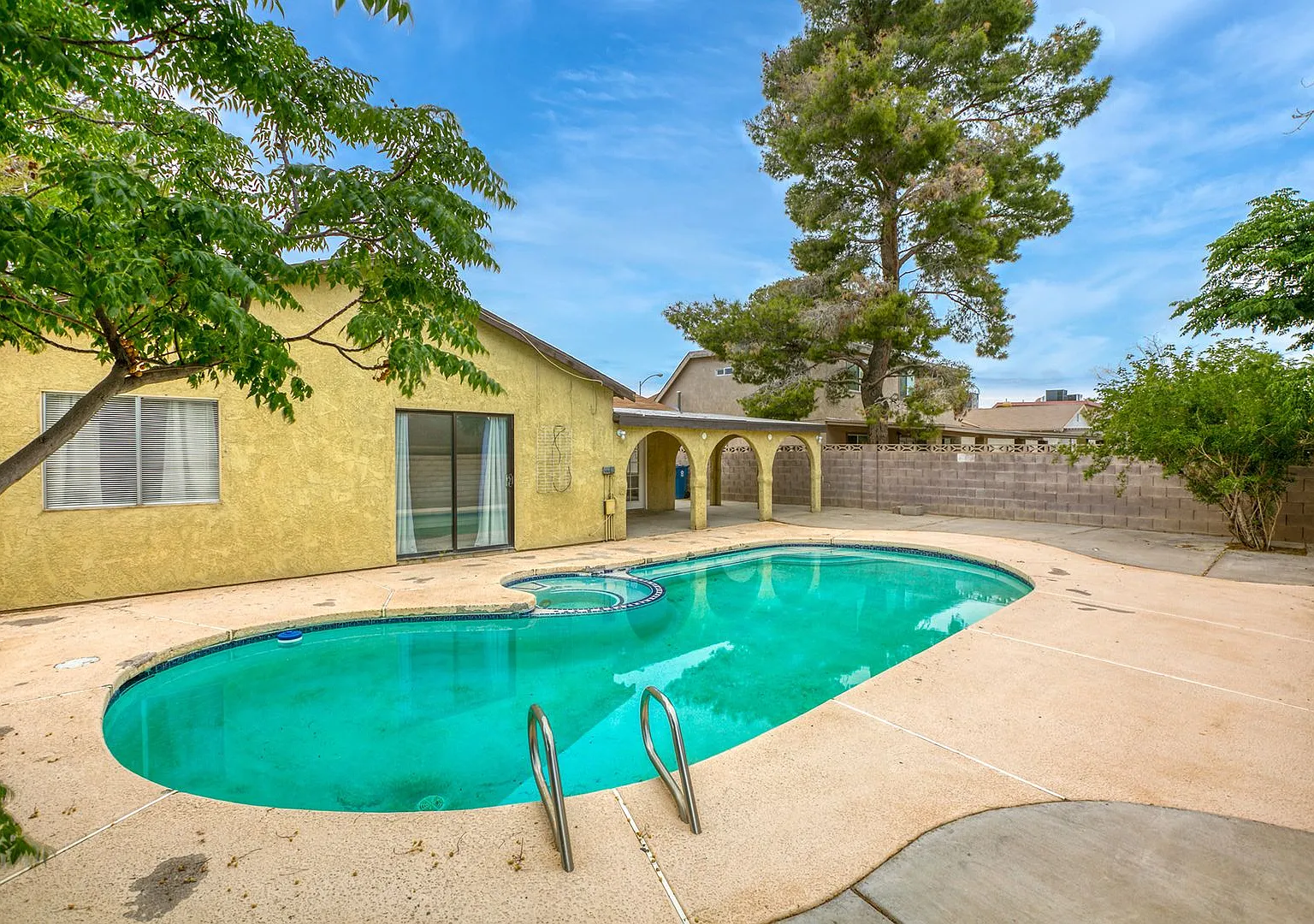 4 Bedroom POOL Home with RV Parking! — Photo 1