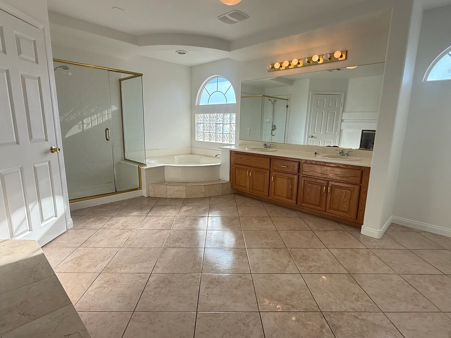 5 bed, 3297 sqft, $2,450 — Photo 4