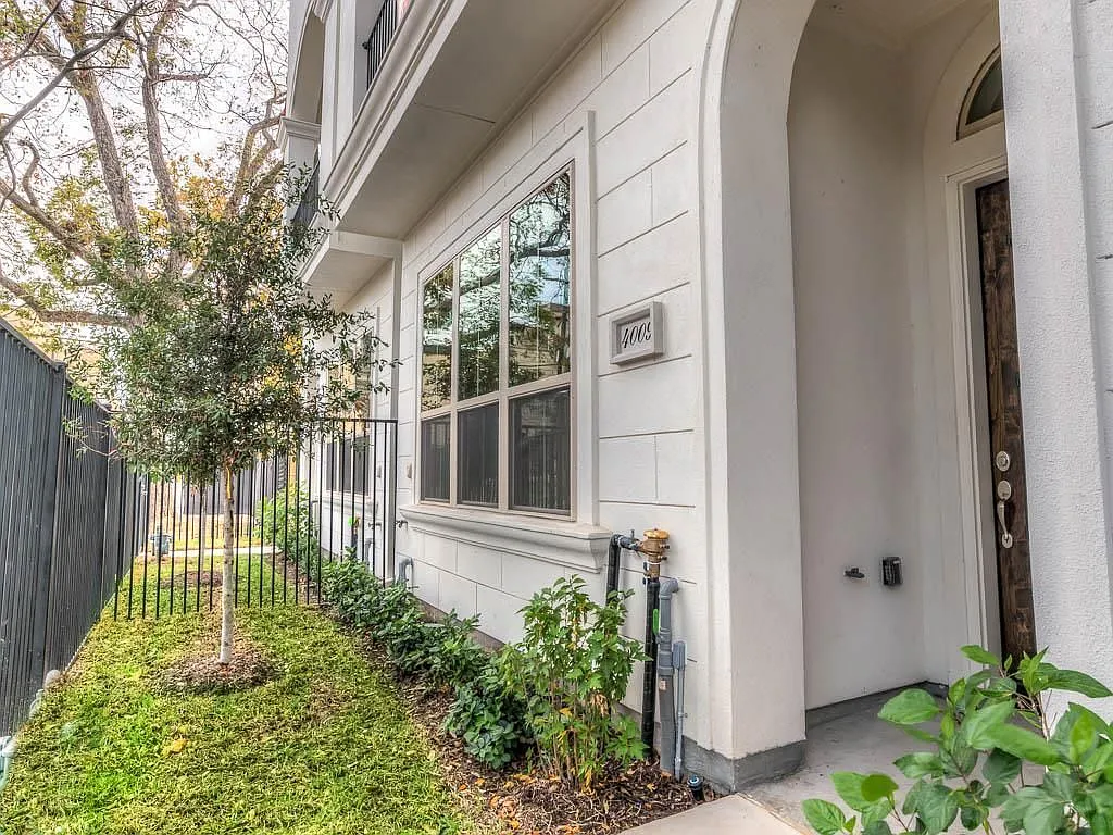3 bed, 3.5 bath, 2617 sqft, $3,895 — Photo 2