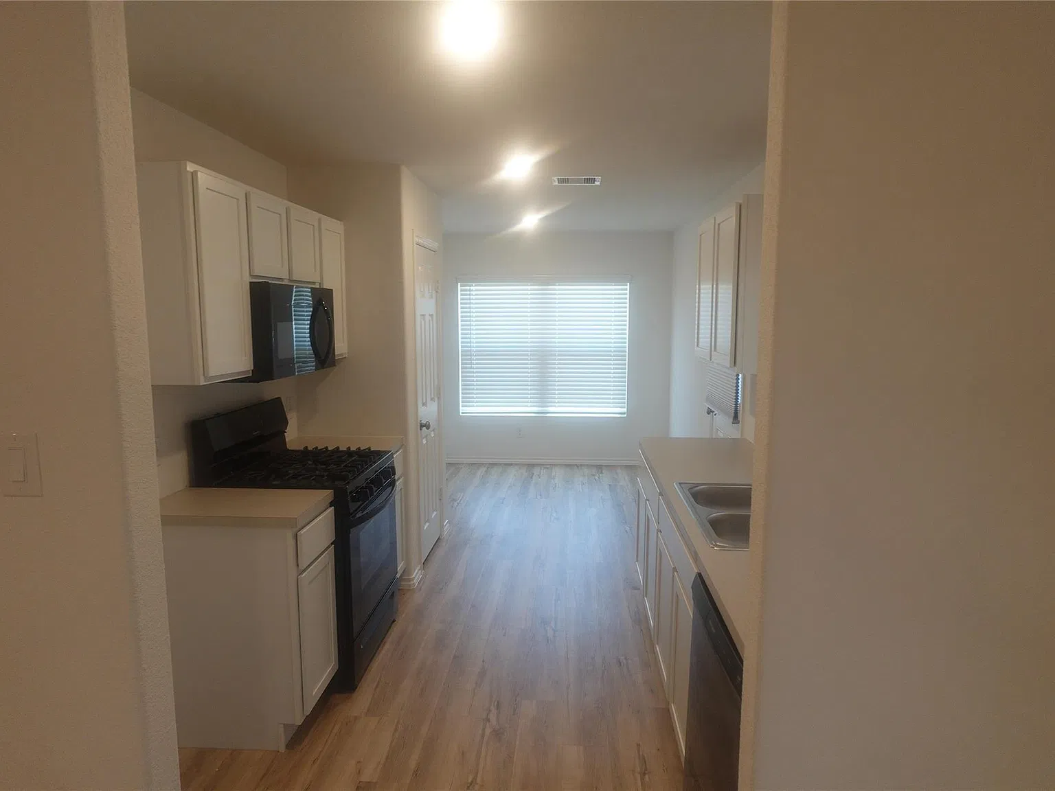 4 bed, 2.0 bath, 1375 sqft, $2,100 — Photo 4