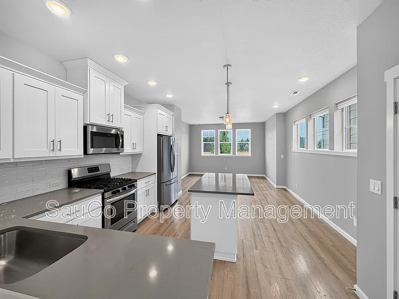 2 bed, 2.5 bath, 1396 sqft, $2,500 — Photo 2