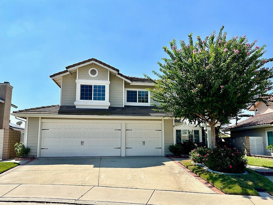 Lovely 3-garage home located inside a cul-de-sac.