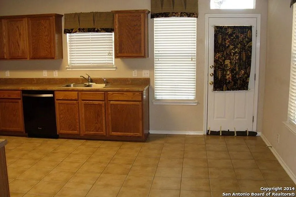 3 bed, 1579 sqft, $1,900 — Photo 4