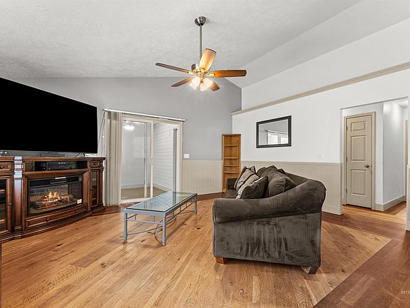 3rd image of 677 N Shady Grove Way