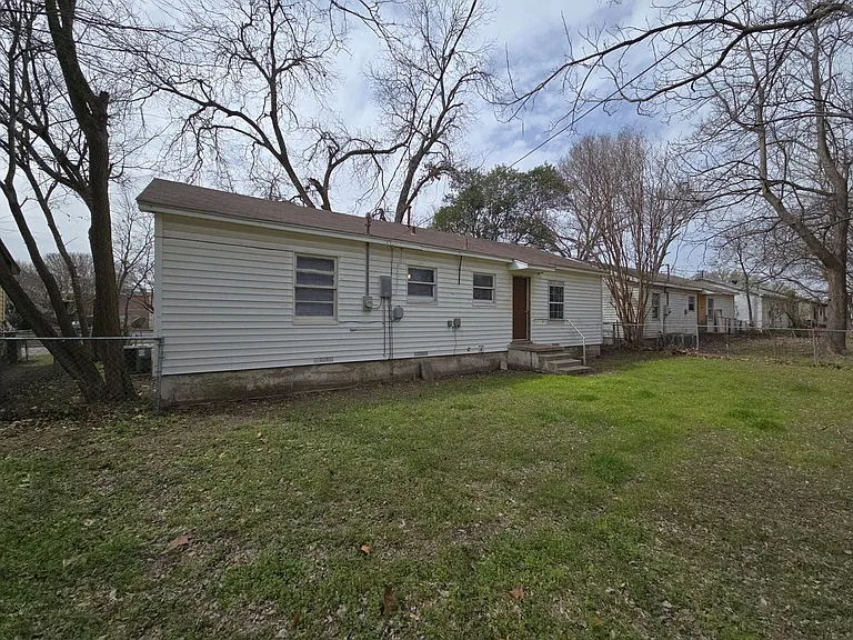 1307 E Avenue H — Photo 19