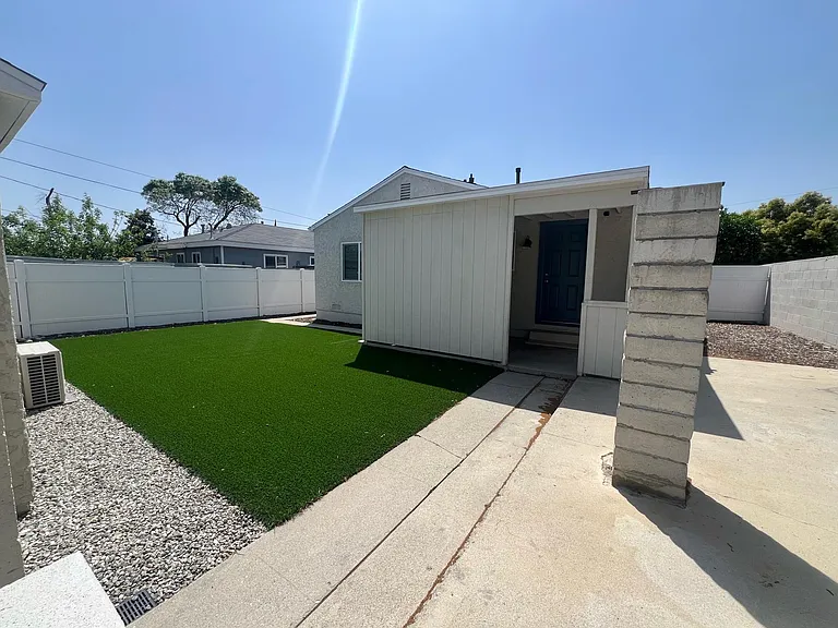 546 N Barbara Ave — Photo 31