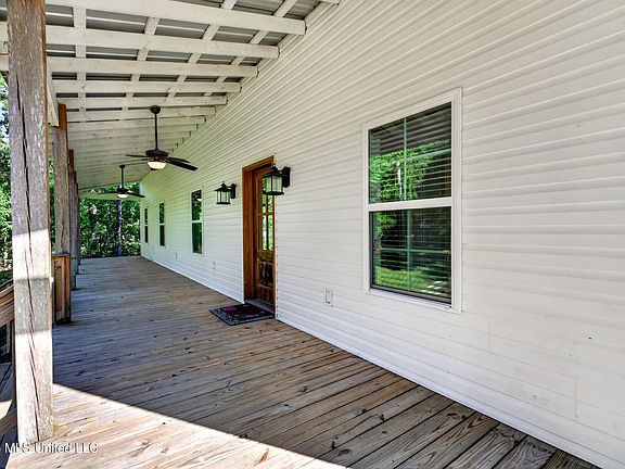 4th image of 18 Harbor Ln