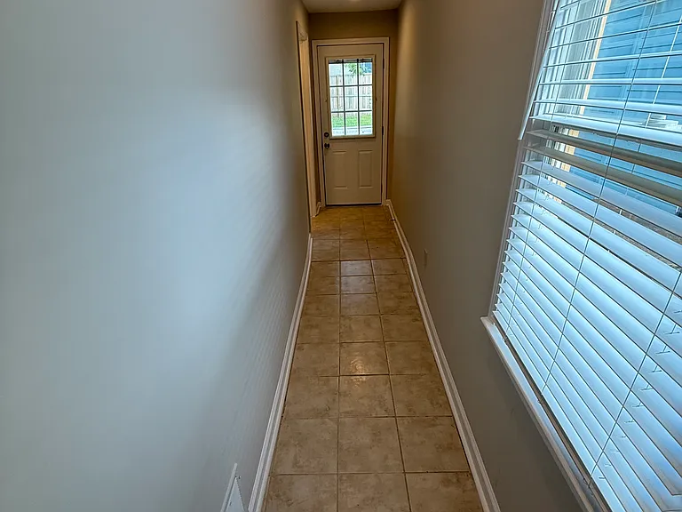 906 Blythe St — Photo 5