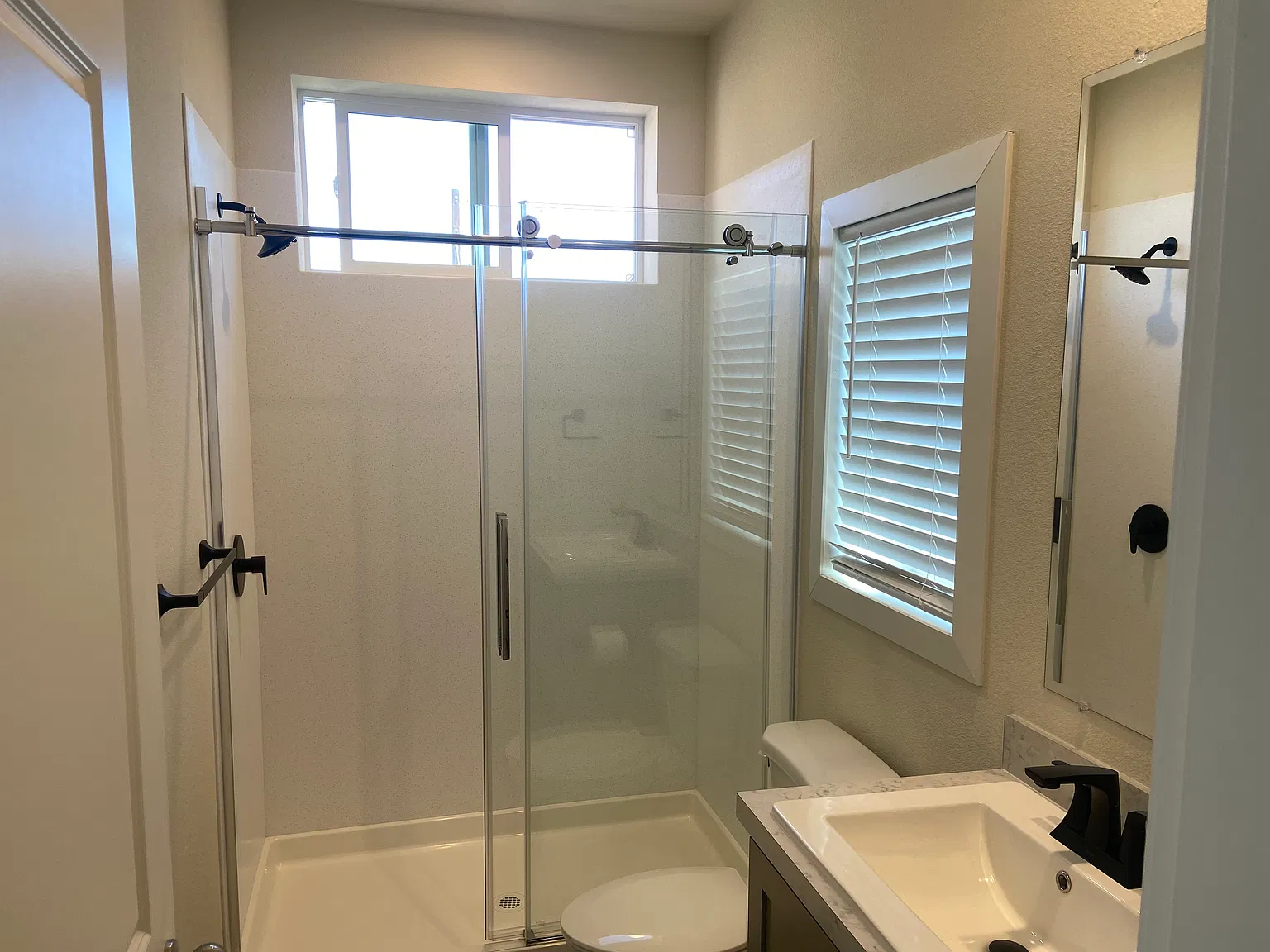 3 bed, 1000 sqft, $3,700 — Photo 4