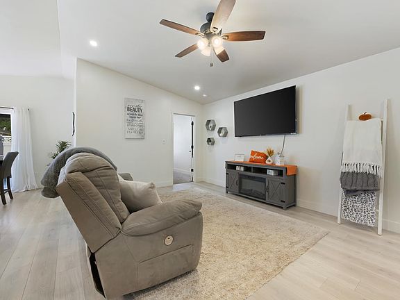 3rd image of 577 Redwing Ln