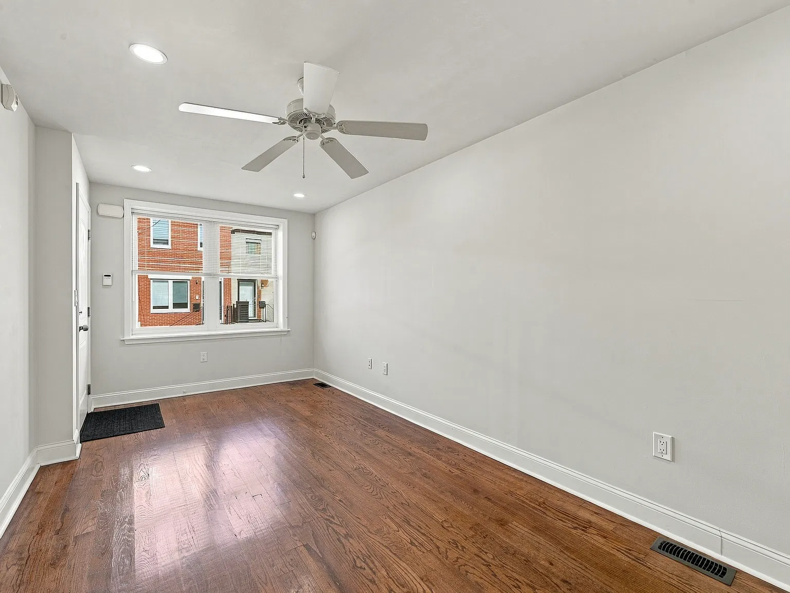 3 bed, 1067 sqft, $1,850 — Photo 3