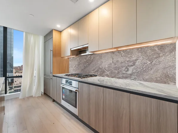 155 Bay Street image 4 of 44