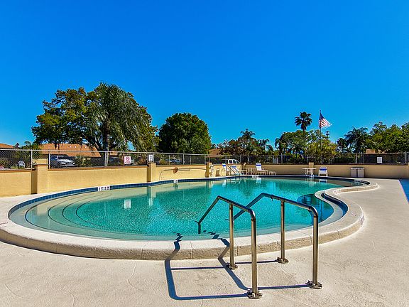 4th image of 4107 66th Street Cir W